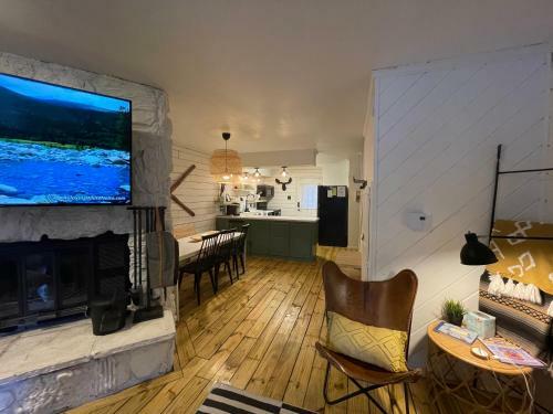 Red River Getaway- Ski In Ski Out, Newly Remodeled