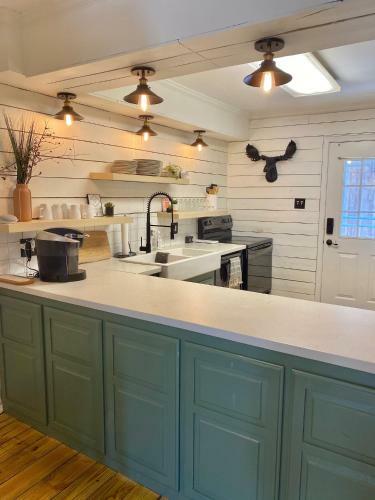 Red River Getaway- Ski In Ski Out, Newly Remodeled