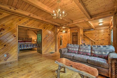 Exquisite Cabin With Deck And Fire Pit, 10 Mi To Lake