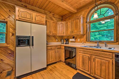 Exquisite Cabin With Deck And Fire Pit, 10 Mi To Lake