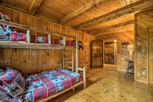 Exquisite Cabin With Deck And Fire Pit, 10 Mi To Lake