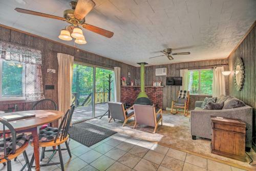 Cozy Adirondacks Cabin Walk To Lake Eaton!
