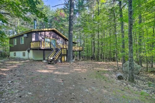 Cozy Adirondacks Cabin Walk To Lake Eaton!