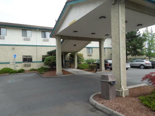 Hotel Super 8 Portland Airport