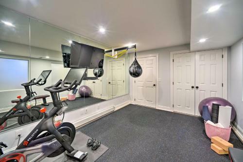 Stunning House With Deck, Game Room And Home Gym!