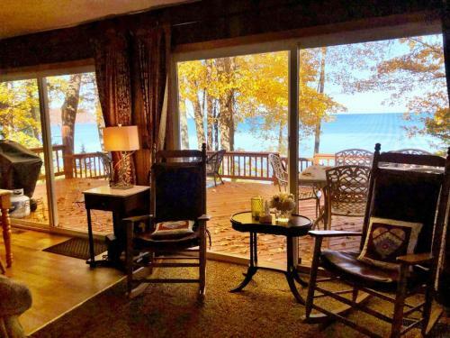 Maple Cottage On Secret Cove In Parkland