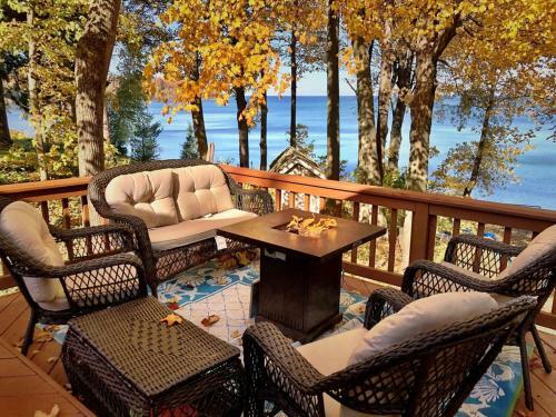 Maple Cottage On Secret Cove In Parkland