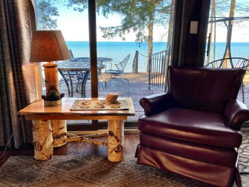 Pine Cottage On Secret Cove In Parkland