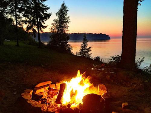 Pine Cottage On Secret Cove In Parkland