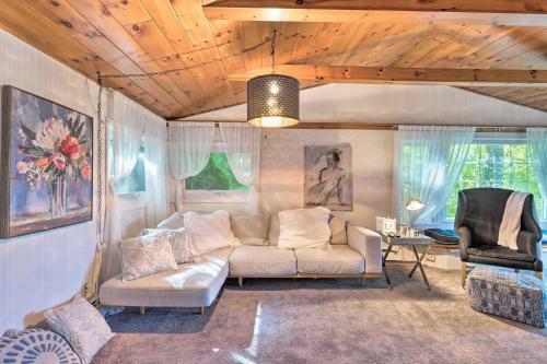 Woodsy Southampton Escape With Deck And Fire Pit!