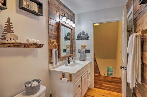 Beautiful Hendersonville Cabin With Mtn Views!