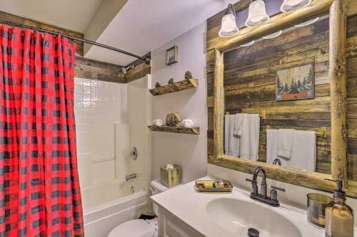 Beautiful Hendersonville Cabin With Mtn Views!