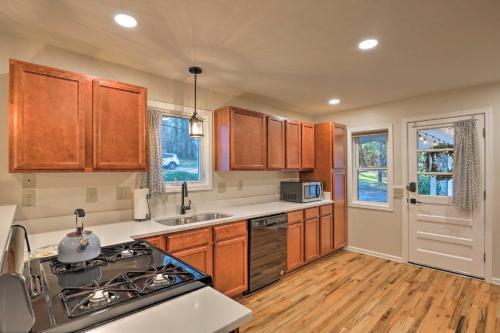 Cozy Hendersonville Home With Deck And Fire Pit!