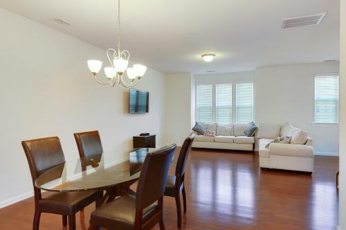 Delightful Pet Friendly Home In Great Location! Townhouse