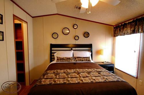 Hostal Eagle Ford Village Suites