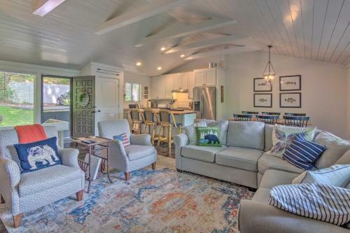 High-end Sapphire Retreat On Fairfield Lake!