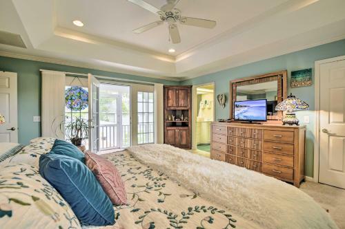 Cottage Garden Home With Screened Patio And Yard!