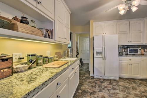 Cottage Garden Home With Screened Patio And Yard!