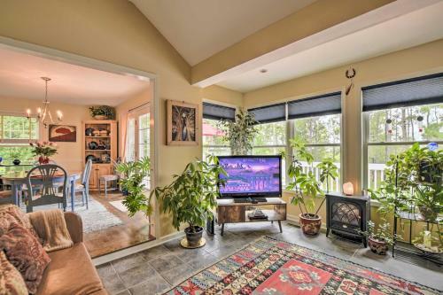 Cottage Garden Home With Screened Patio And Yard!
