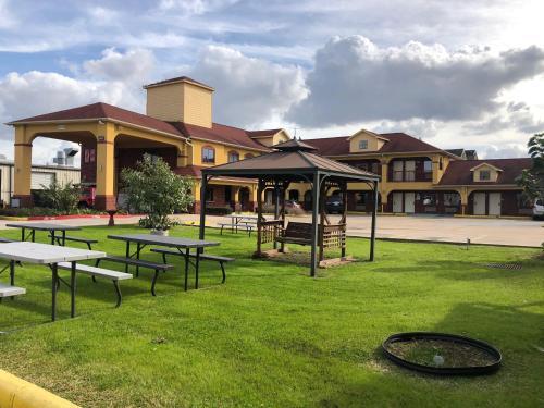 Motel Raintree Inn And Suites