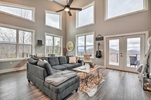 Scenic Hillside Cabin In Sylva With Hot Tub!