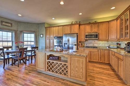 Classy Home With Hot Tub And Mt Jefferson Views!