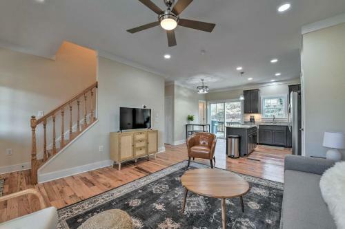 Walk To Downtown! Newly Built Home With Hot Tub