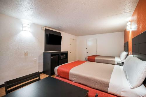 Motel New Six Inn And Suites