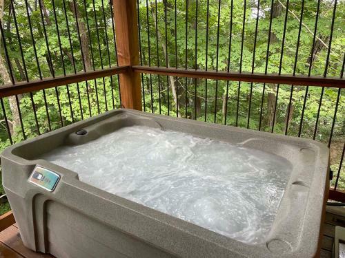 Treehouse #7 By Amish Country Lodging