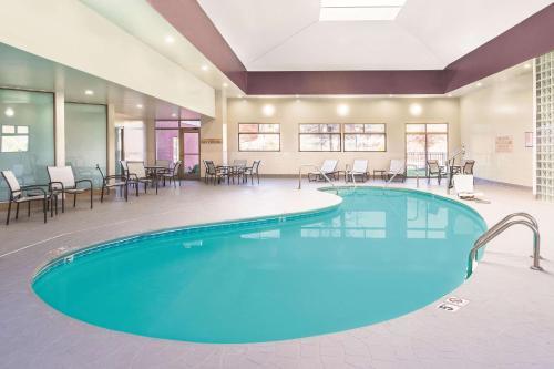 Hotel Country Inn & Suites Loudon