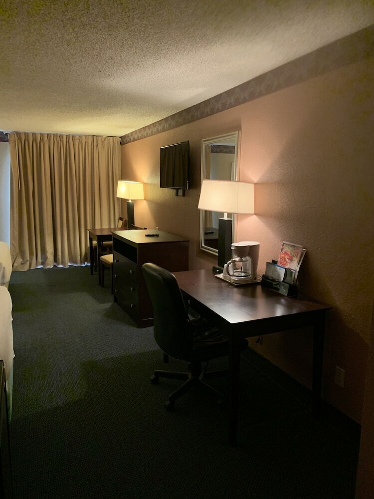 Lincoln Inn Express Hotel And Suites