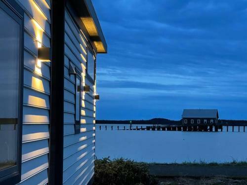 Tillamook Bayfront Cottage - Amazing Views - Garibaldi