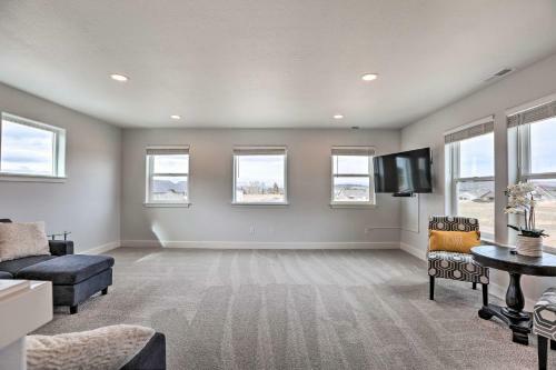 Redmond Family Home With Backyard And Fire Pit!