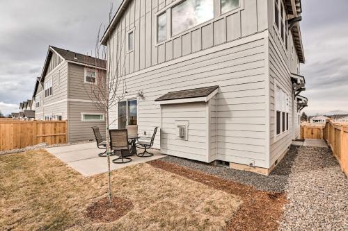Redmond Family Home With Backyard And Fire Pit!