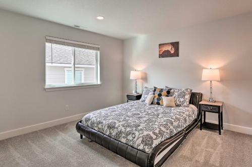 Redmond Family Home With Backyard And Fire Pit!