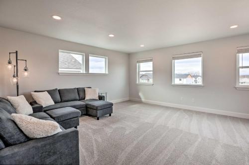 Redmond Family Home With Backyard And Fire Pit!