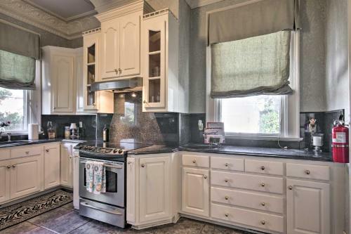 Exquisite Anderson Villa With Sunroom And Grill