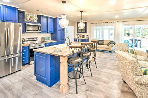 Bright Beaufort Home With Porch And Fire Pit!
