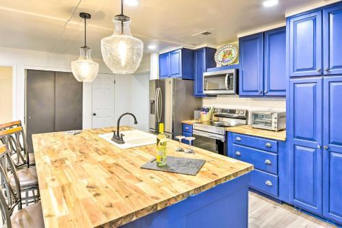 Bright Beaufort Home With Porch And Fire Pit!