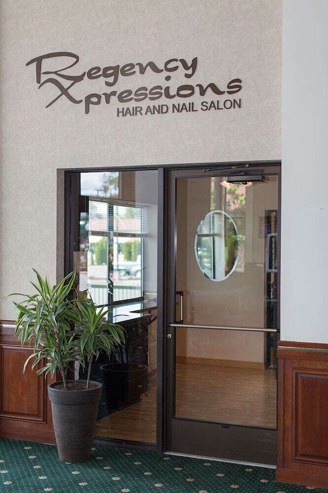 Hotel Rogue Regency Inn & Suites
