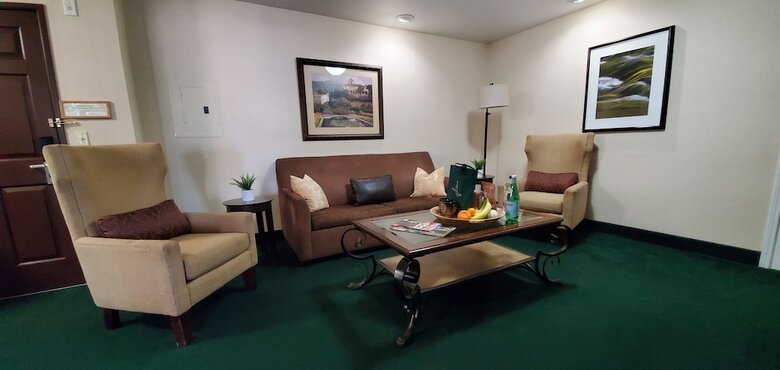 Hotel Rogue Regency Inn & Suites