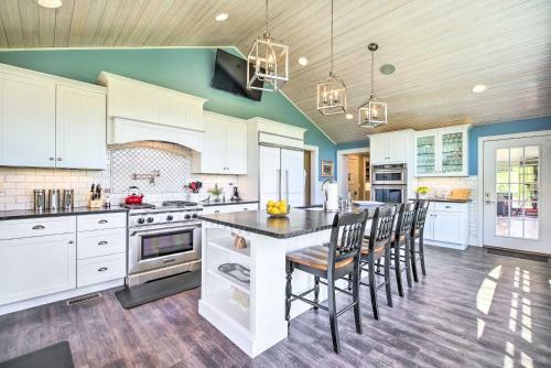 Grand Lafollette Home With Covered Patio On 40 Acres!