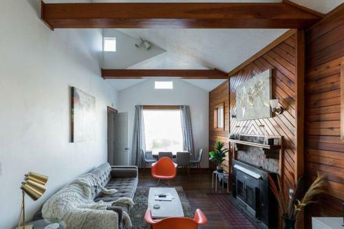 Cozy Mid-century Cottage King Bed 3bed 1bath