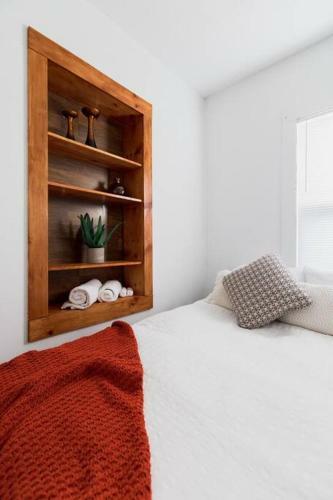 Cozy Mid-century Cottage King Bed 3bed 1bath