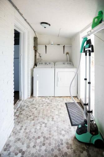 Cozy Mid-century Cottage King Bed 3bed 1bath
