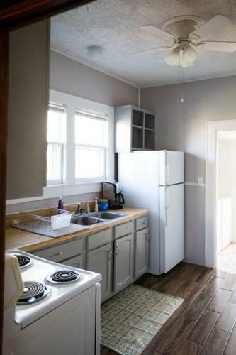 Cozy Mid-century Cottage King Bed 3bed 1bath