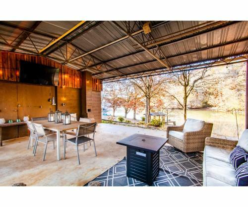 Classic Lake House Lakefront With Fire Pit And Dock