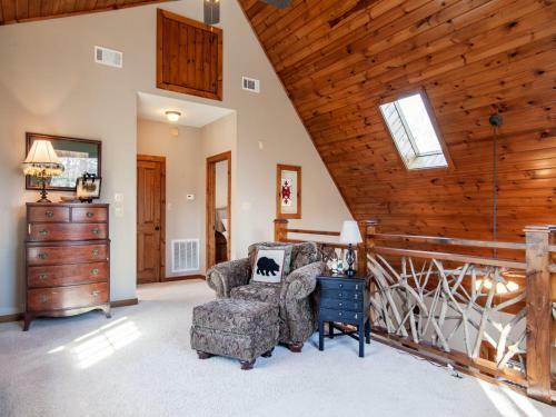 Laurel Valley Retreat - Pool Table And Fireplace