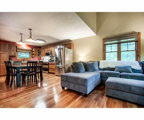 Lillypad Landing With Hot Tub, Pool Table, And Fireplace