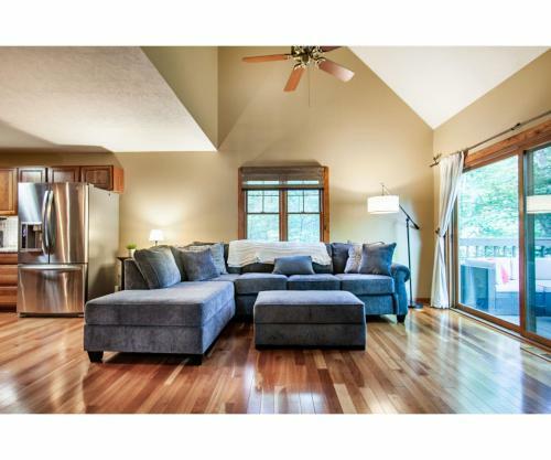 Lillypad Landing With Hot Tub, Pool Table, And Fireplace